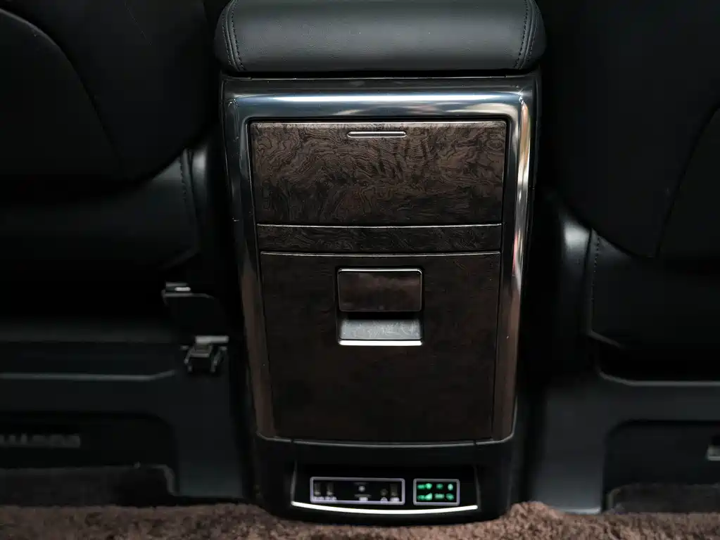Toyota Alphard — фото 35