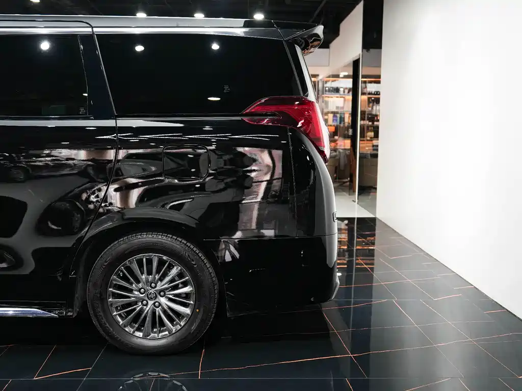 Toyota Alphard — фото 6