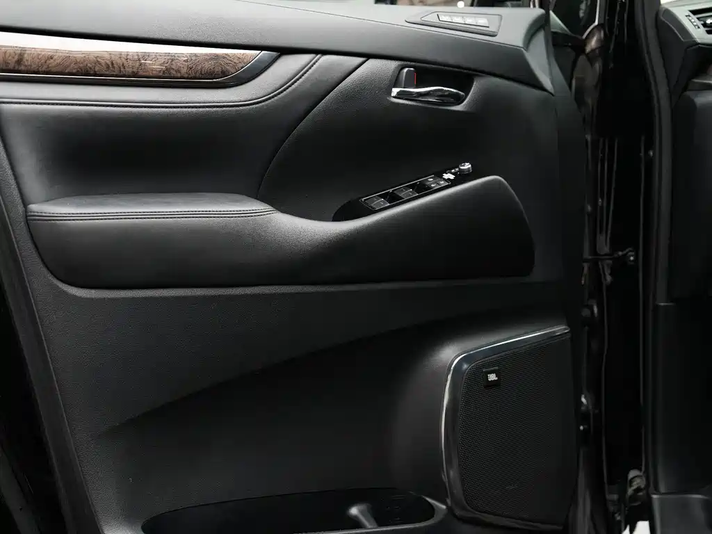 Toyota Alphard — фото 7