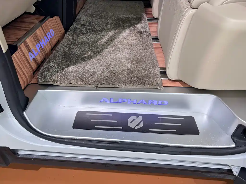 Toyota Alphard — фото 15