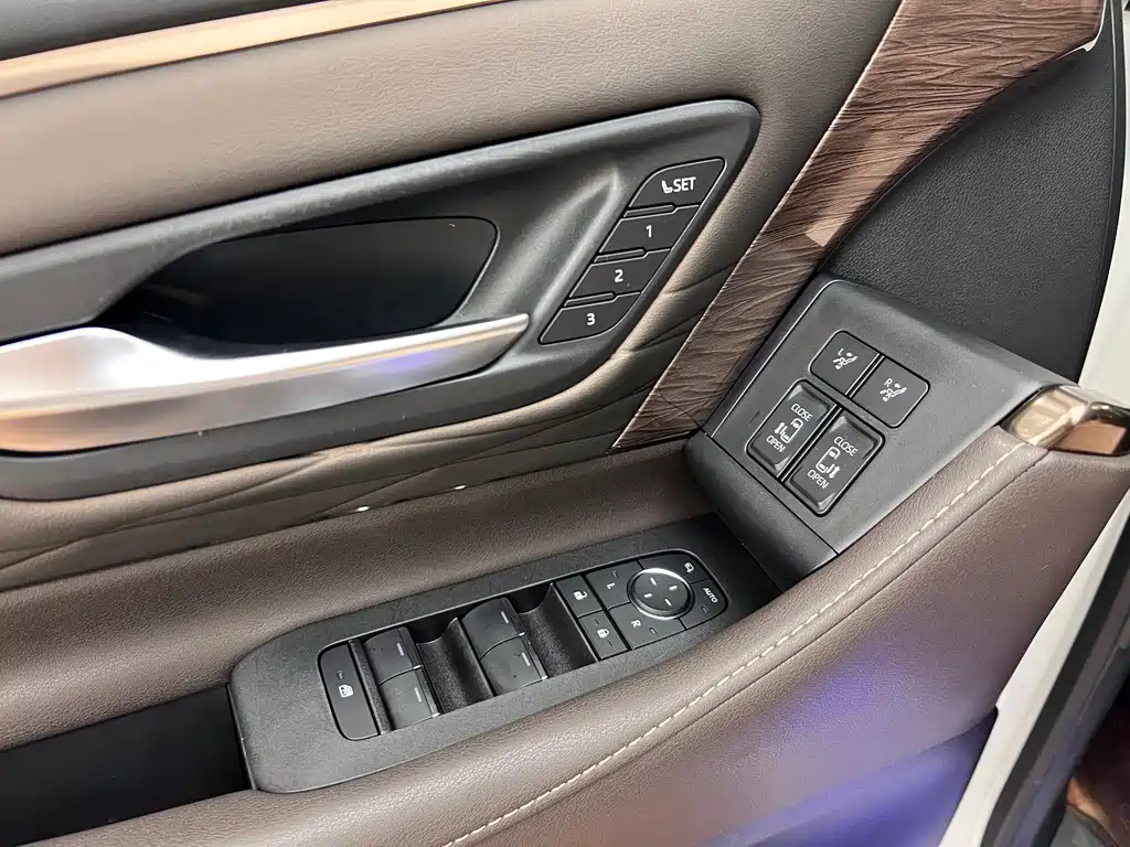 Toyota Alphard — фото 17