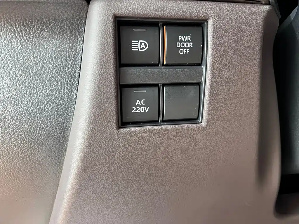 Toyota Alphard — фото 19