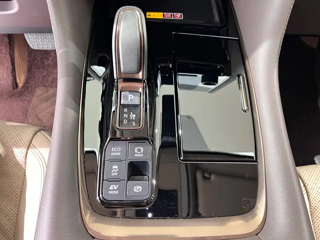 Toyota Alphard — фото 25