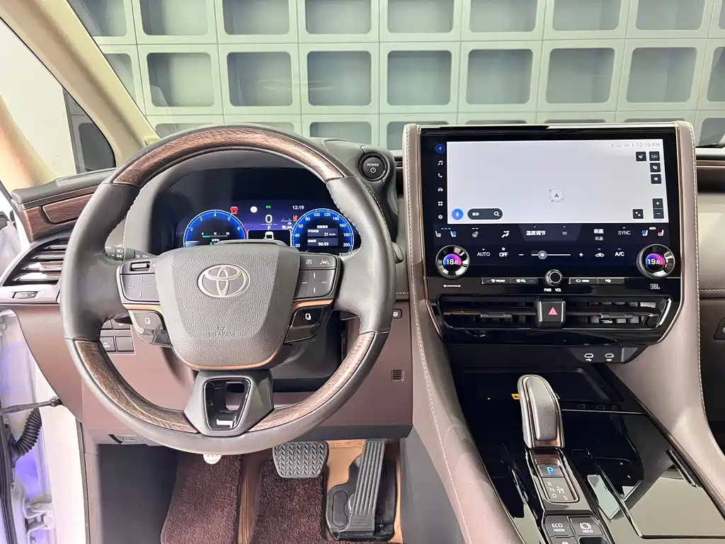 Toyota Alphard — фото 27