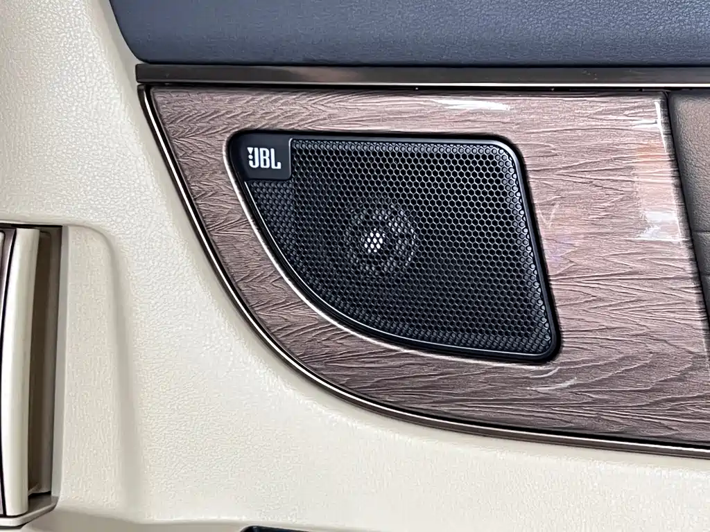 Toyota Alphard — фото 30