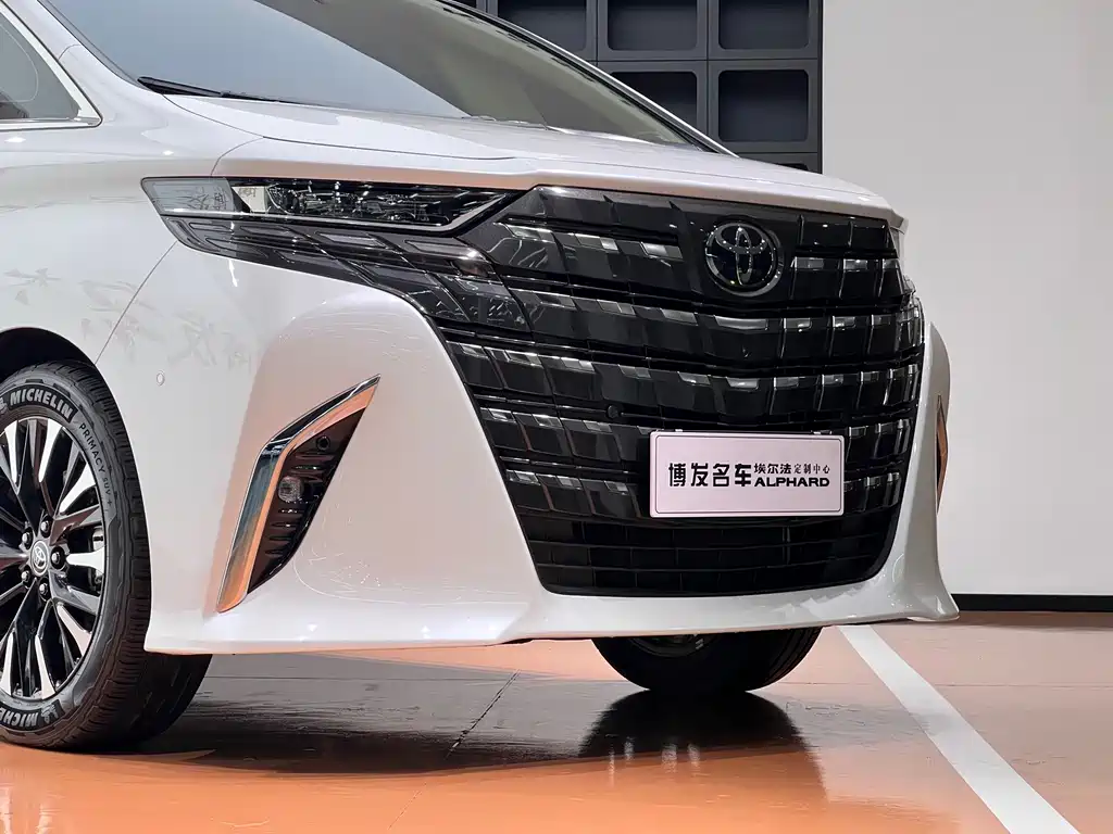 Toyota Alphard — фото 4