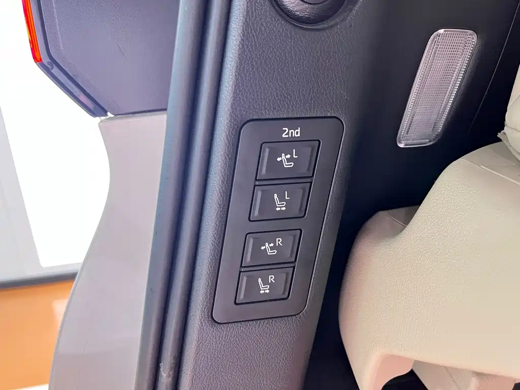 Toyota Alphard — фото 36