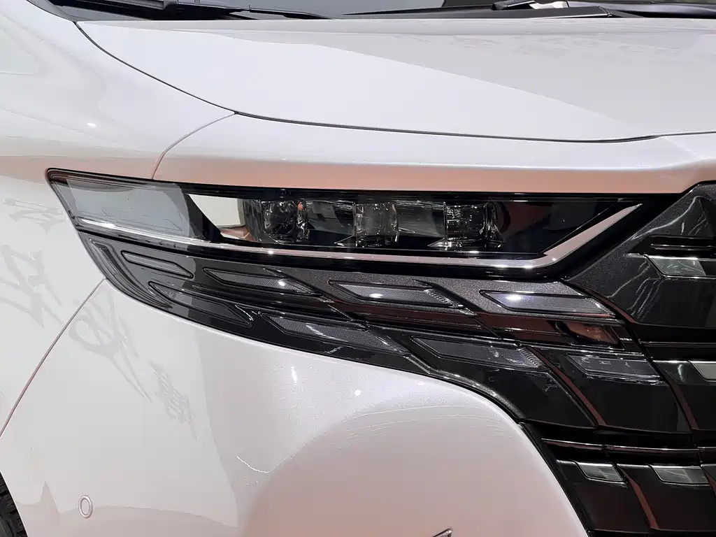 Toyota Alphard — фото 5