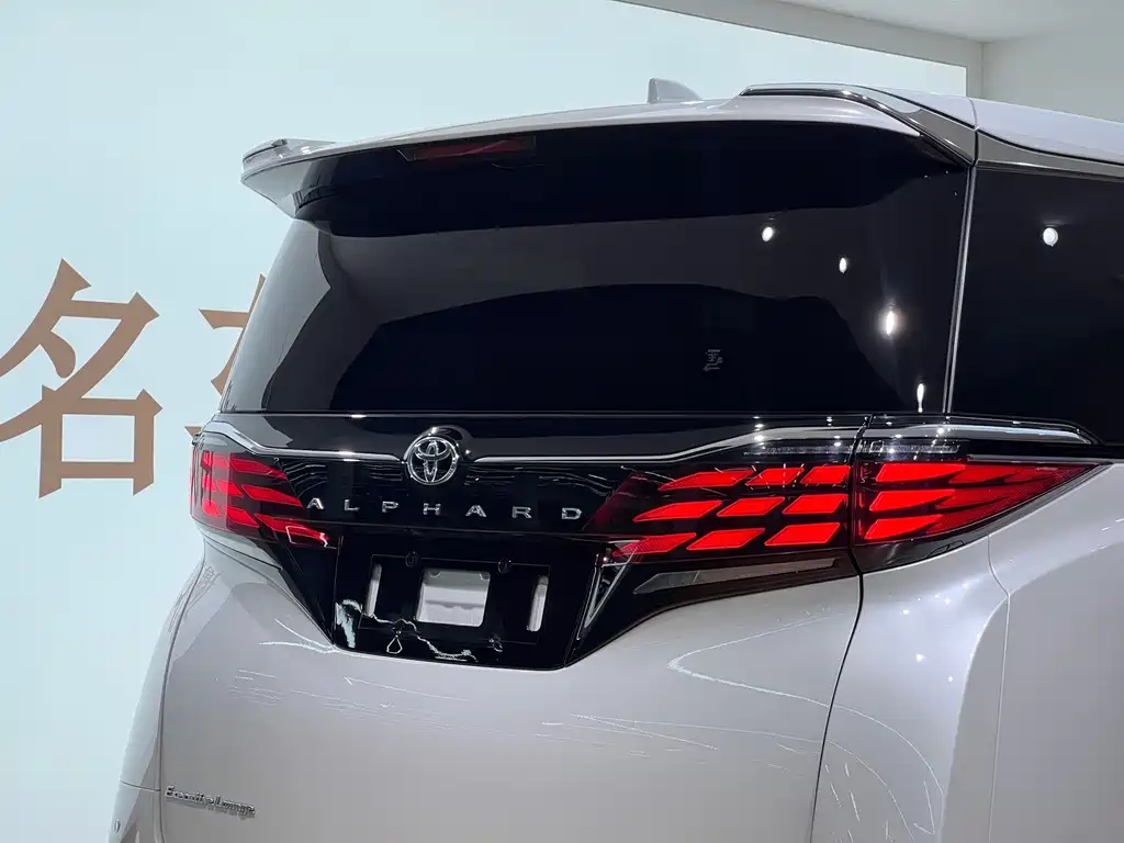 Toyota Alphard — фото 8