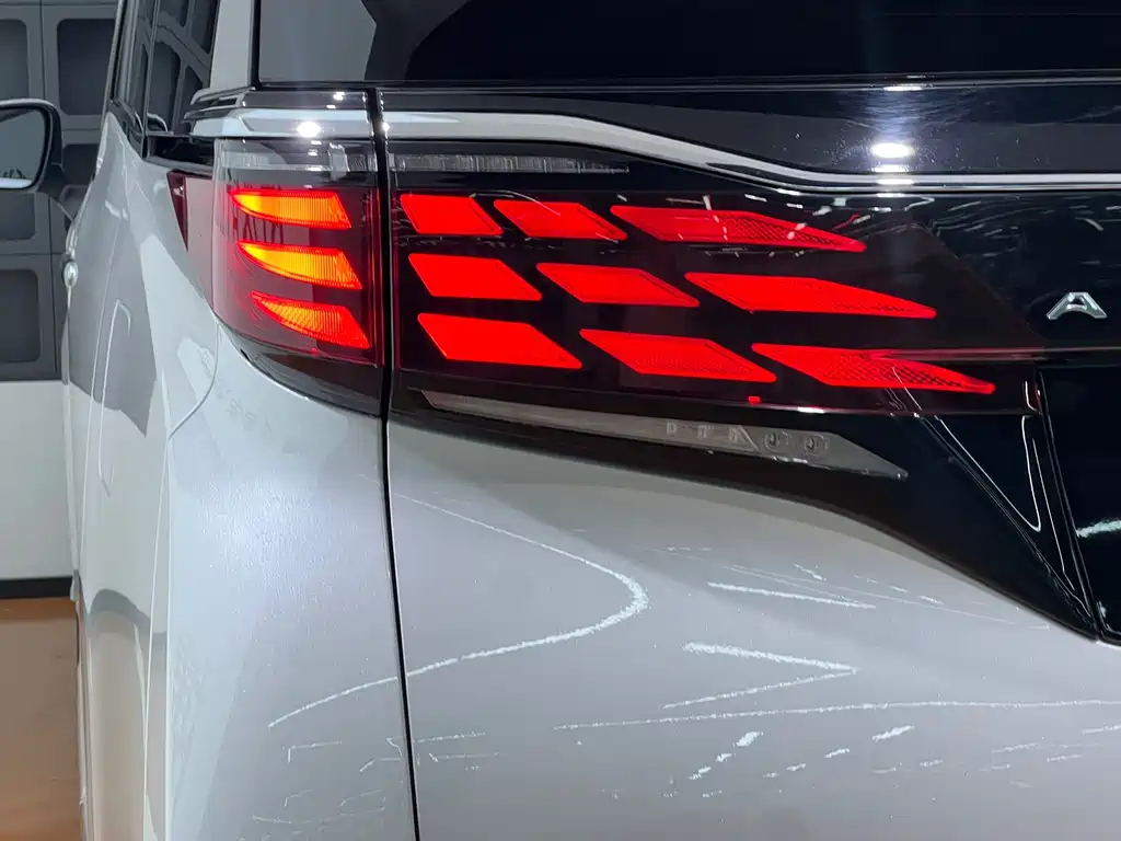 Toyota Alphard — фото 9