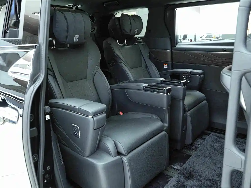 Toyota Alphard — фото 13