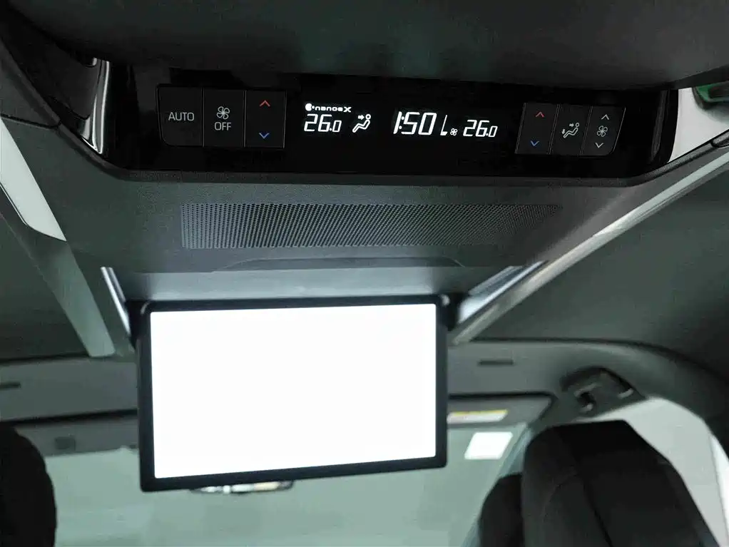 Toyota Alphard — фото 18