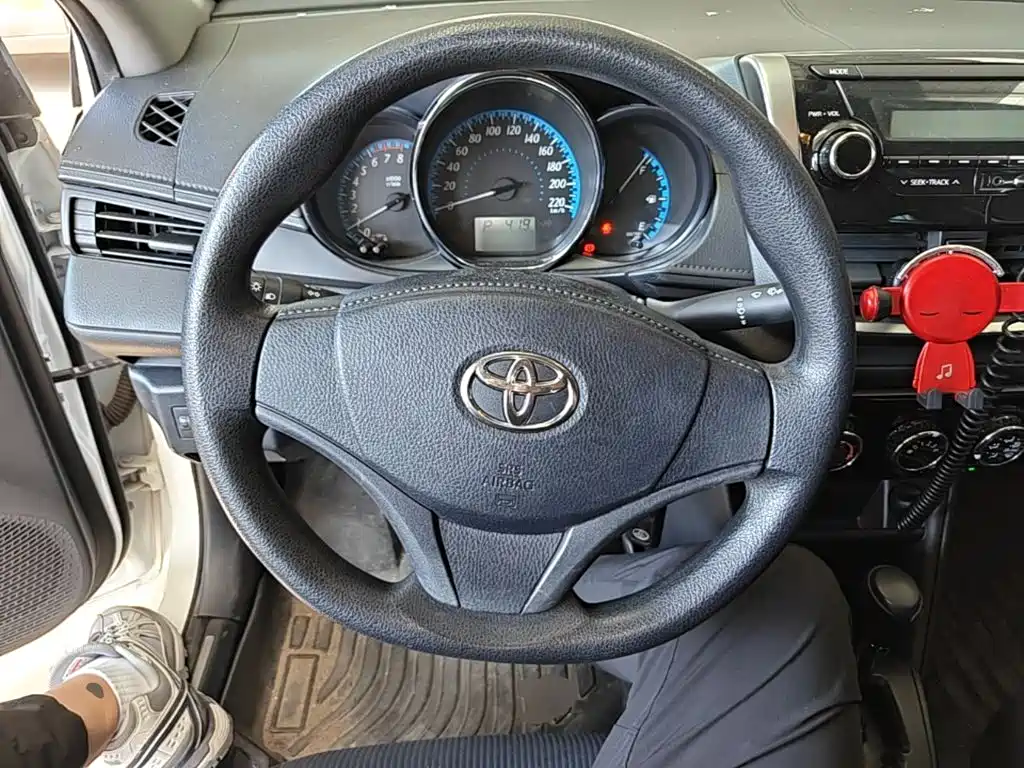 Toyota Yaris L — фото 11