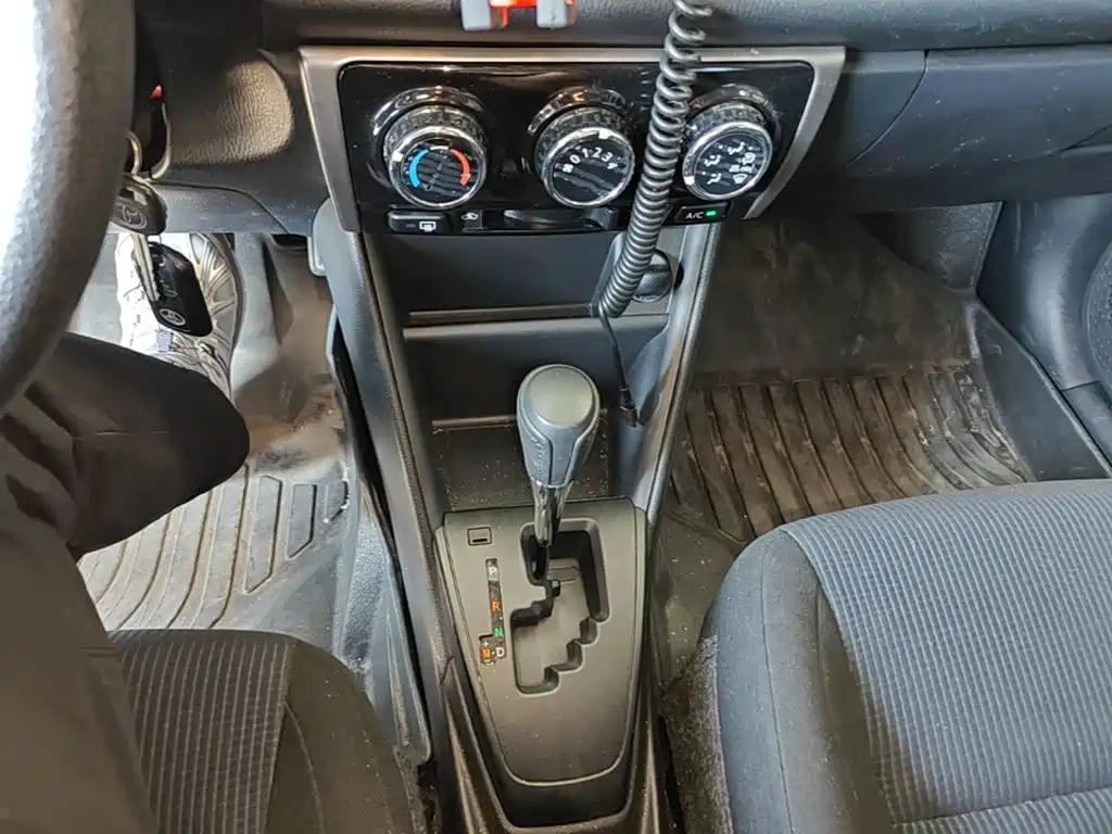 Toyota Yaris L — фото 14
