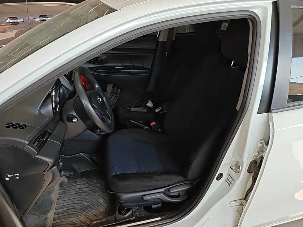 Toyota Yaris L — фото 15