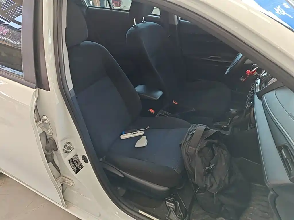 Toyota Yaris L — фото 25