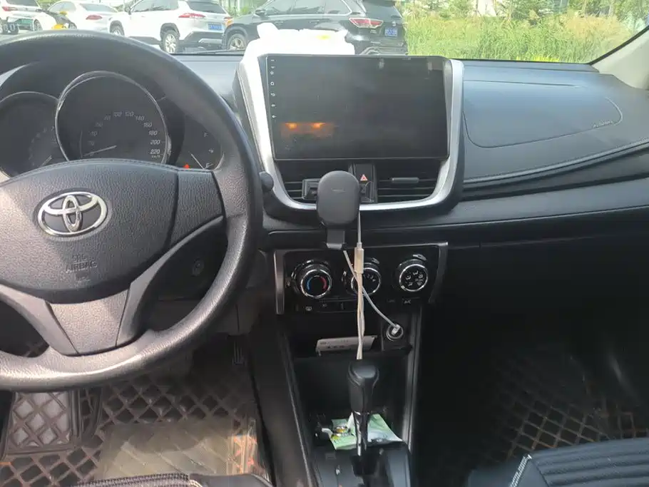 Toyota Yaris L — фото 13