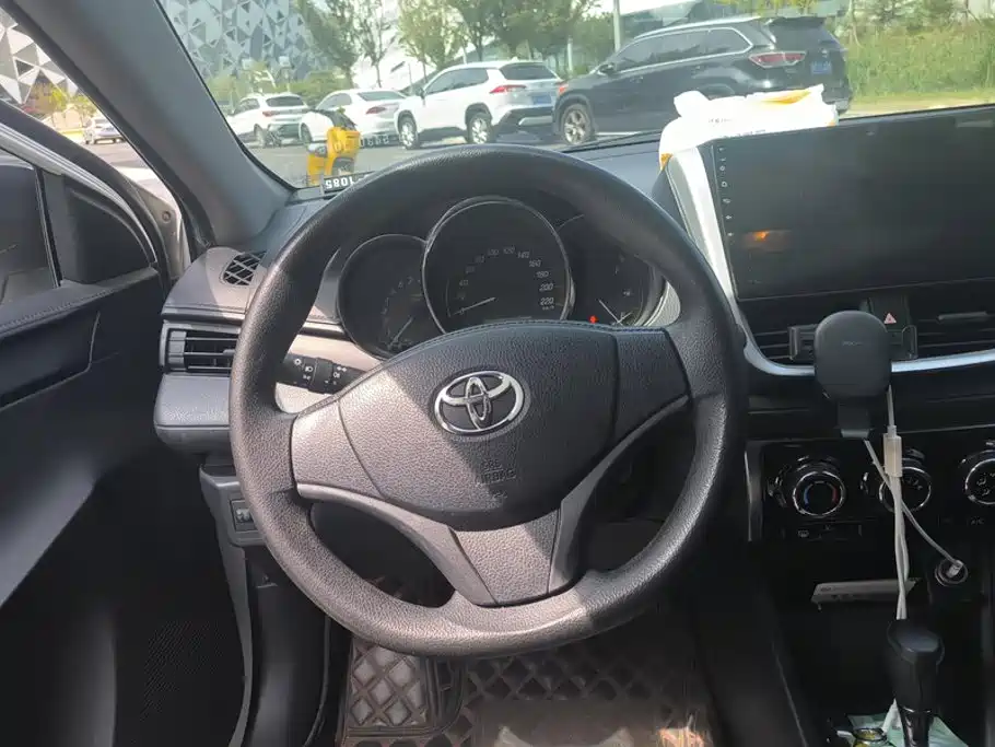 Toyota Yaris L — фото 15