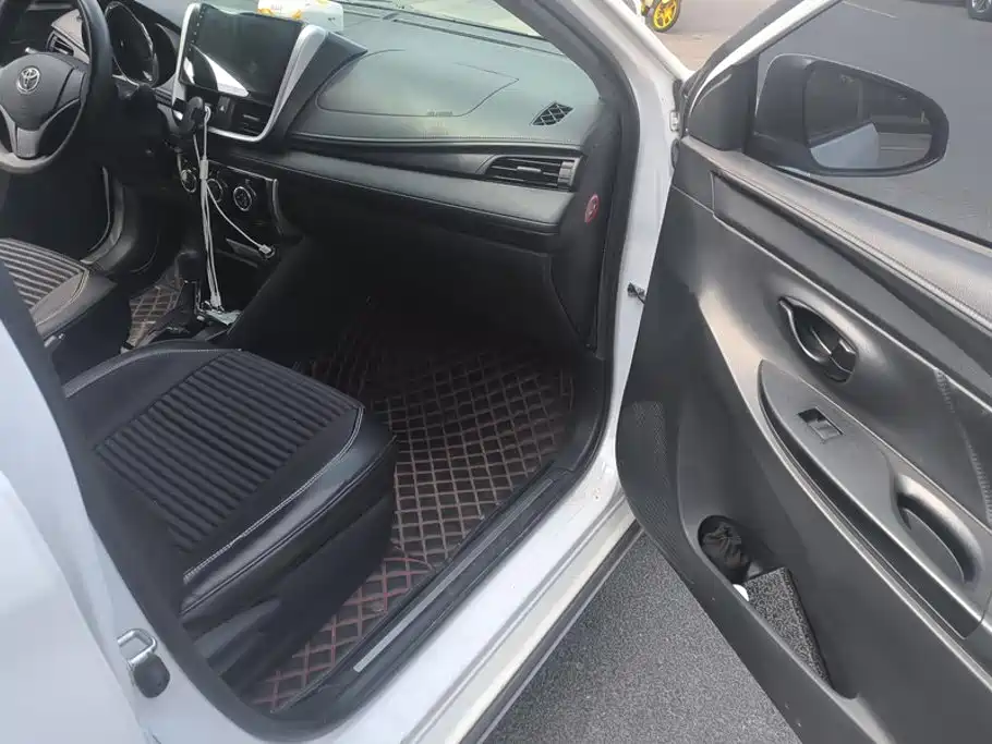 Toyota Yaris L — фото 8