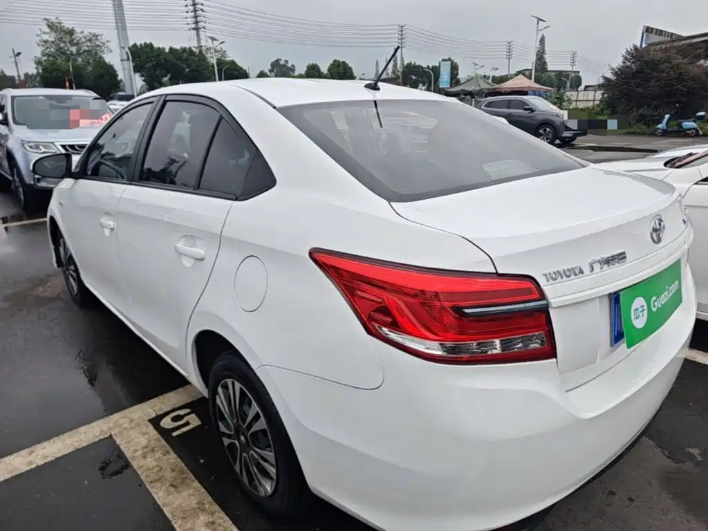 Toyota Yaris L — фото 5