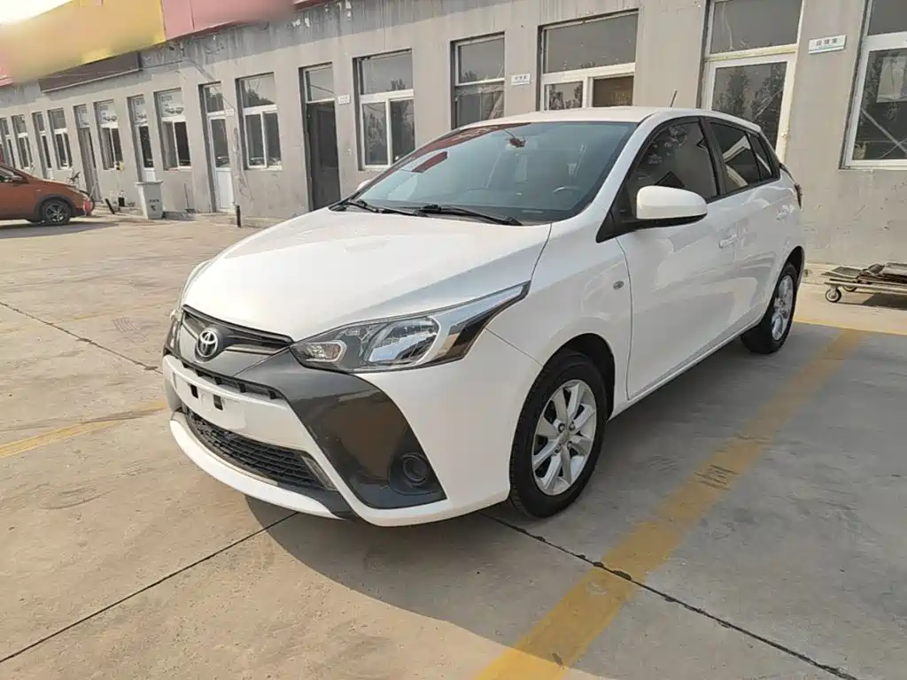 Toyota Yaris L — фото 2