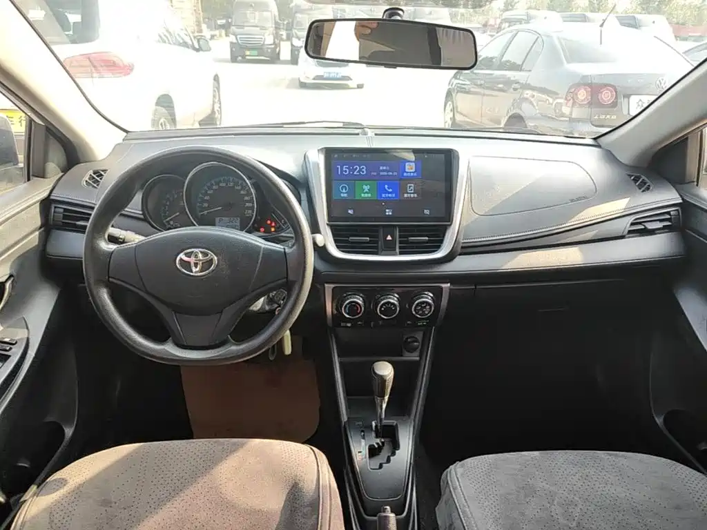 Toyota Yaris L — фото 10