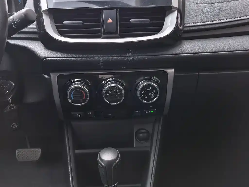 Toyota Yaris L — фото 11