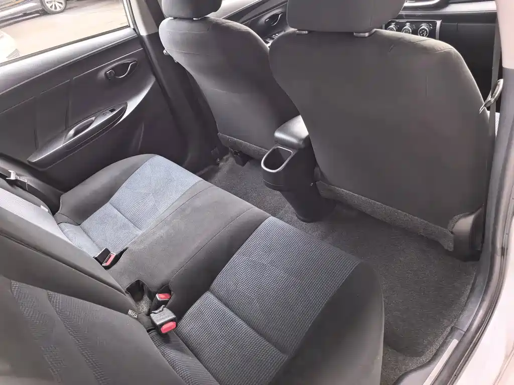 Toyota Yaris L — фото 13
