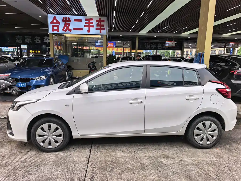 Toyota Yaris L — фото 3