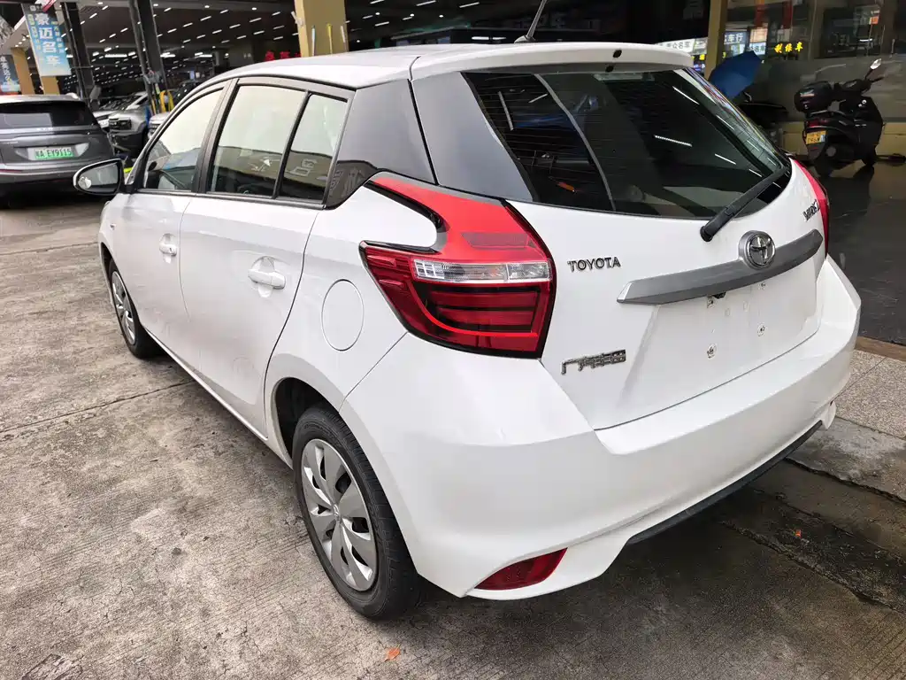 Toyota Yaris L — фото 5