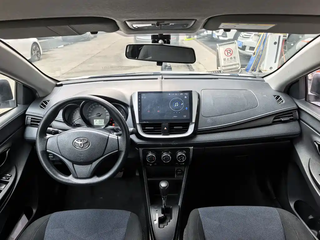 Toyota Yaris L — фото 7