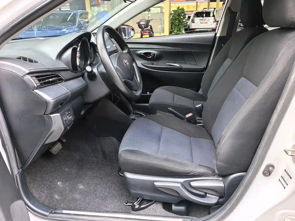 Toyota Yaris L — фото 8