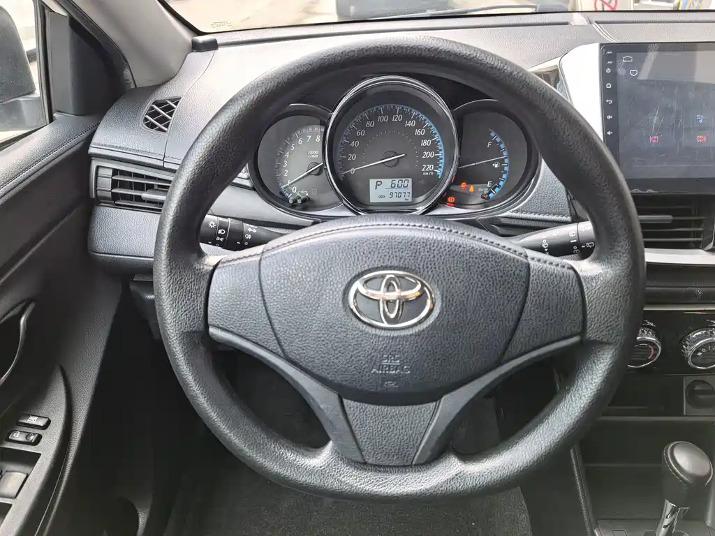 Toyota Yaris L — фото 10