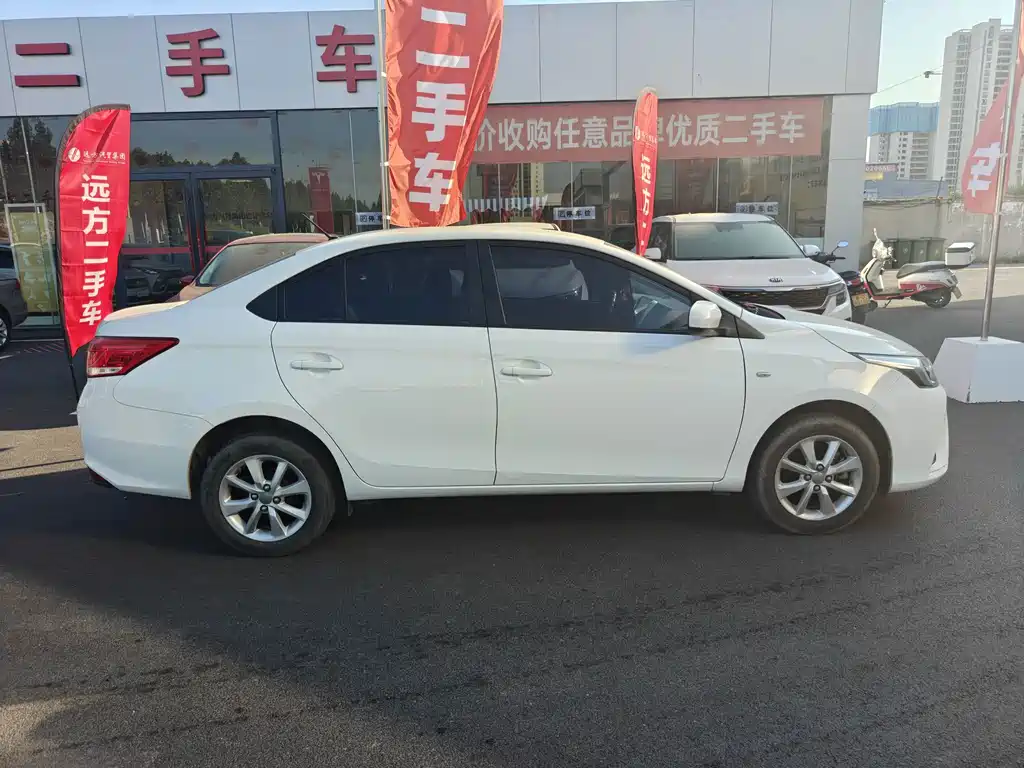 Toyota Yaris L — фото 3