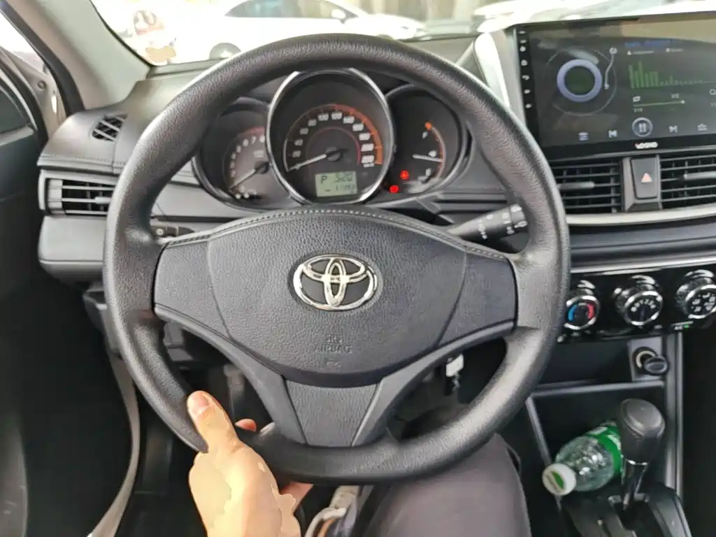 Toyota Yaris L — фото 11