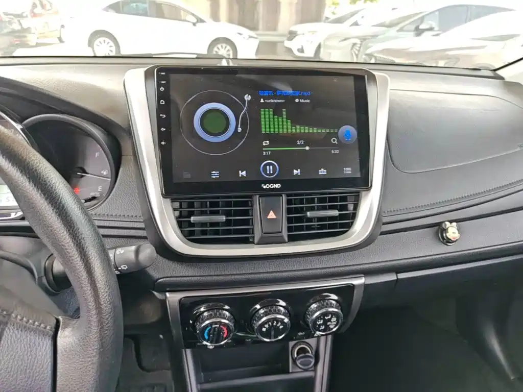 Toyota Yaris L — фото 13