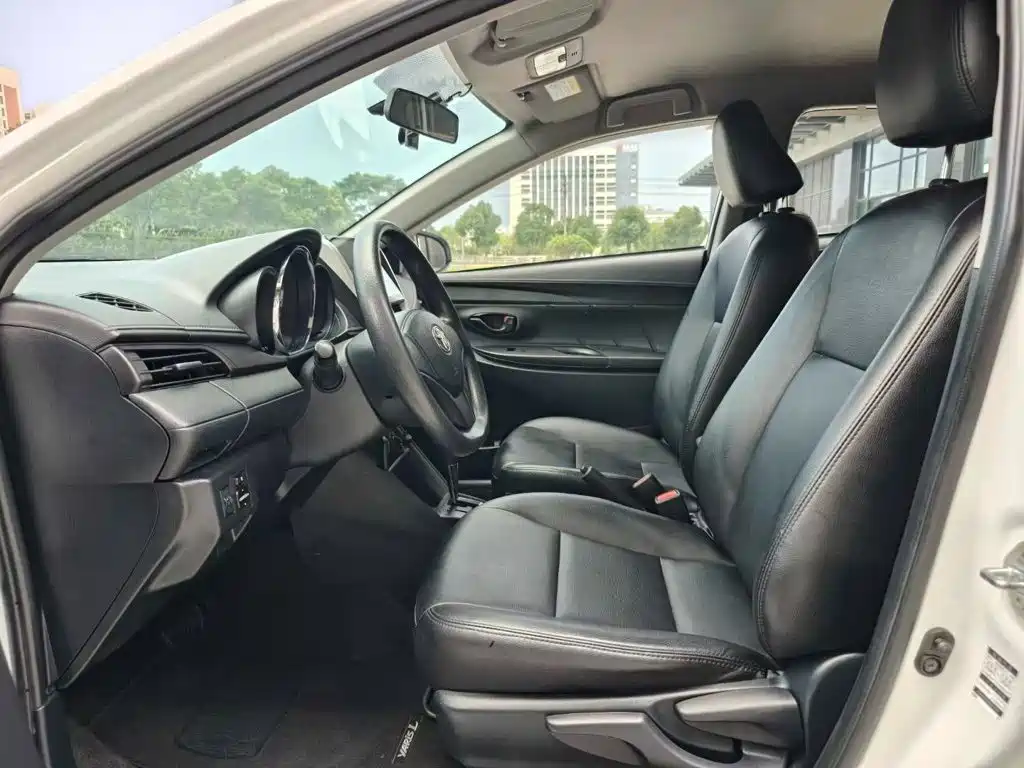 Toyota Yaris L — фото 15