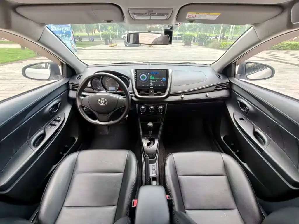 Toyota Yaris L — фото 18