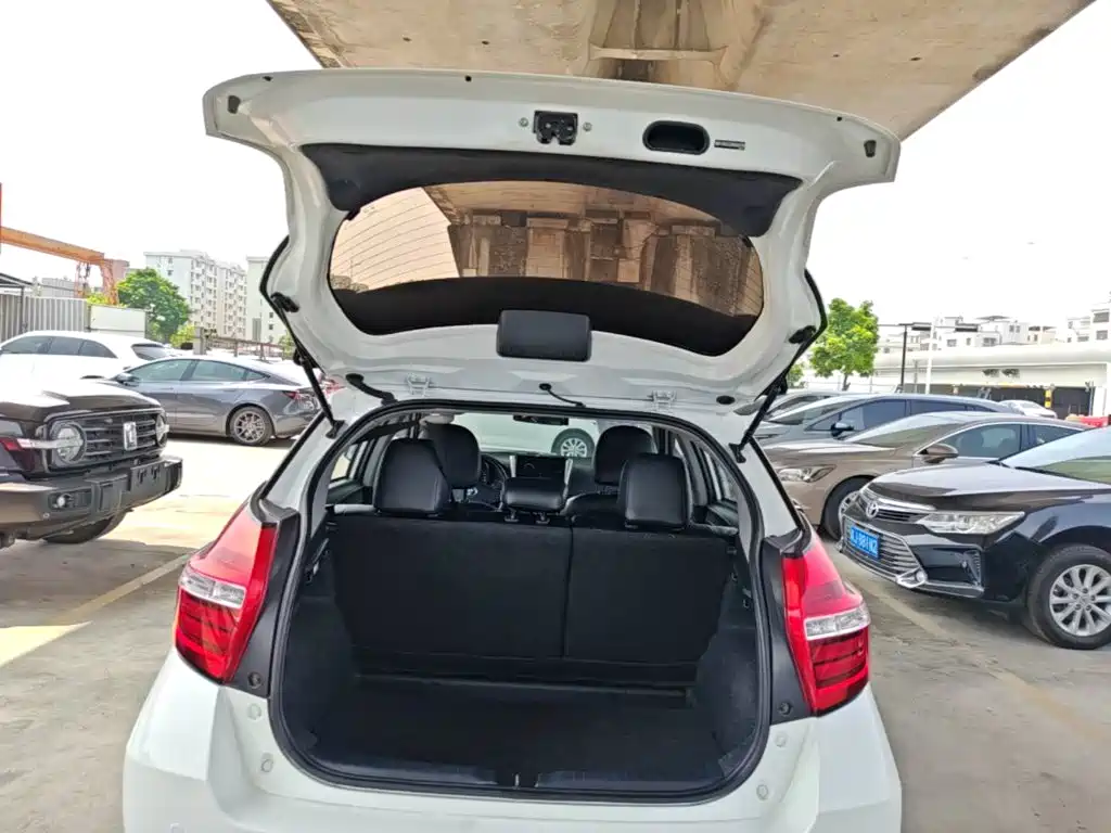 Toyota Yaris L — фото 19