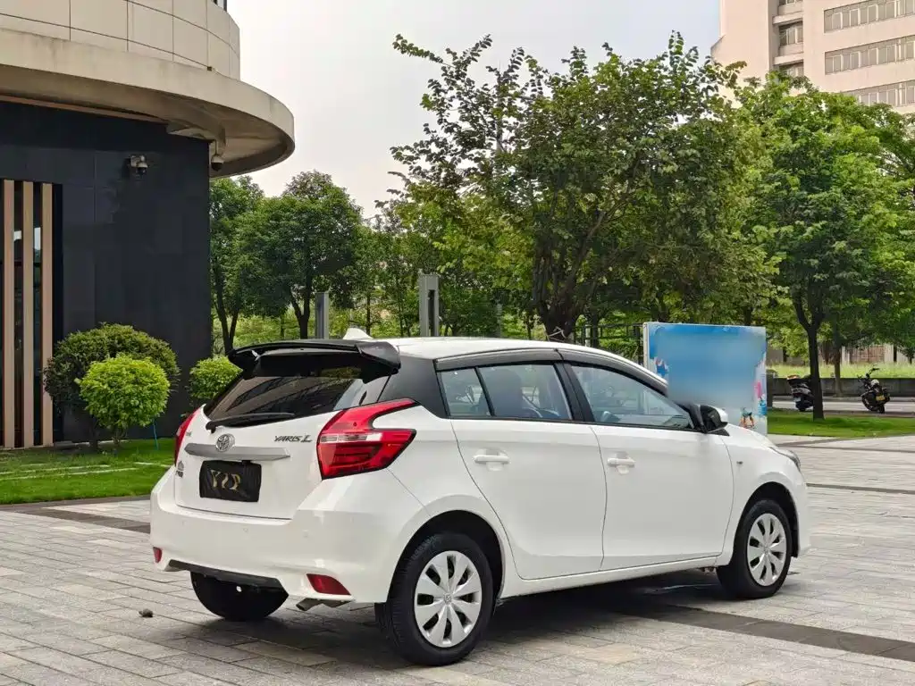Toyota Yaris L — фото 7