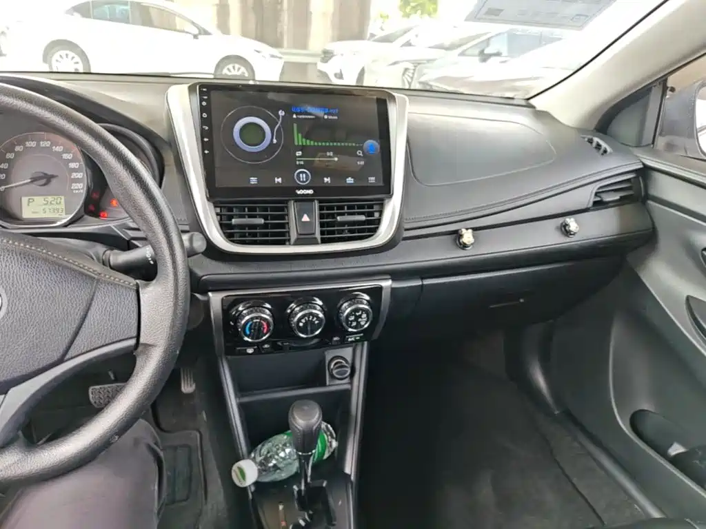 Toyota Yaris L — фото 10