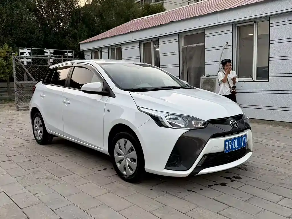 Toyota Yaris L — фото 3