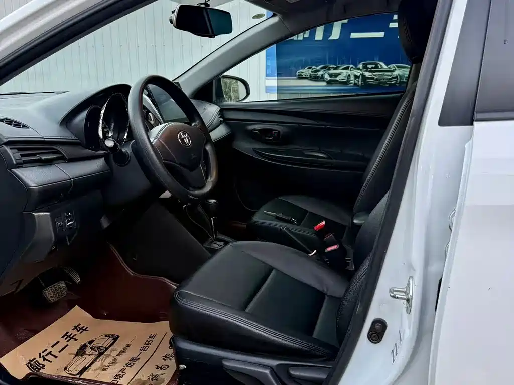Toyota Yaris L — фото 4