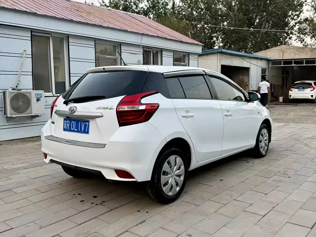 Toyota Yaris L — фото 7