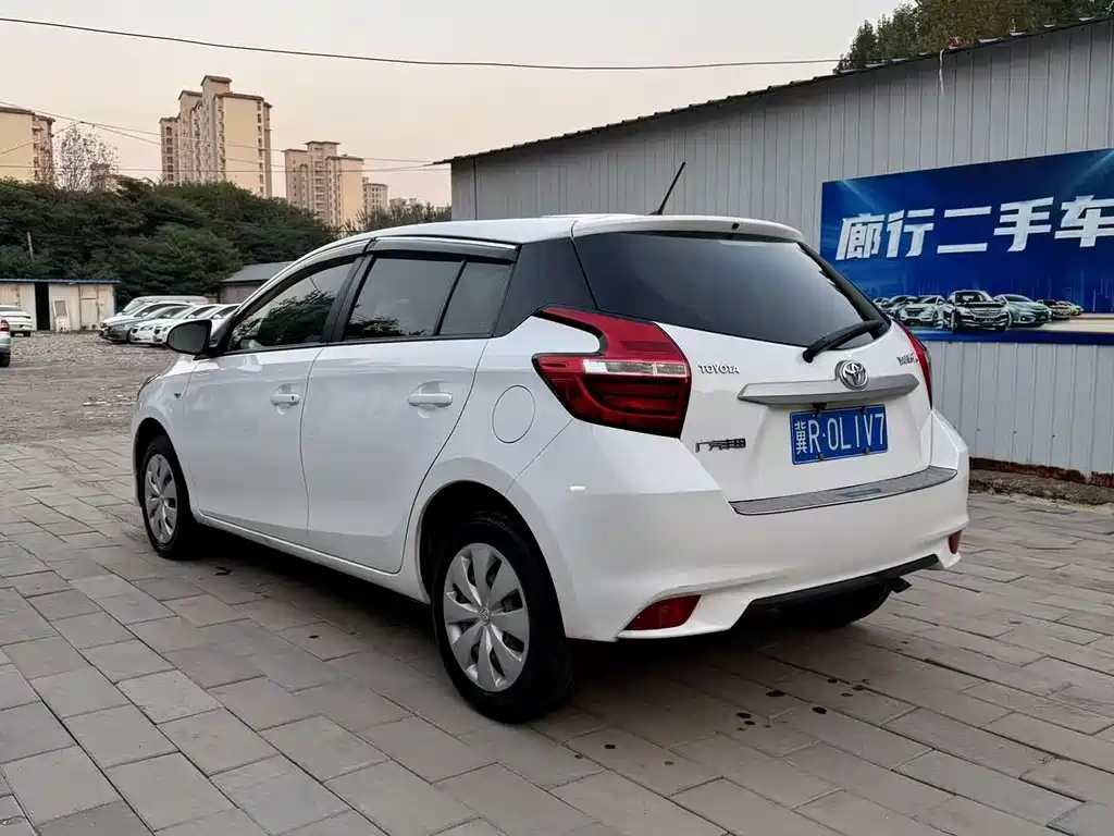 Toyota Yaris L — фото 9