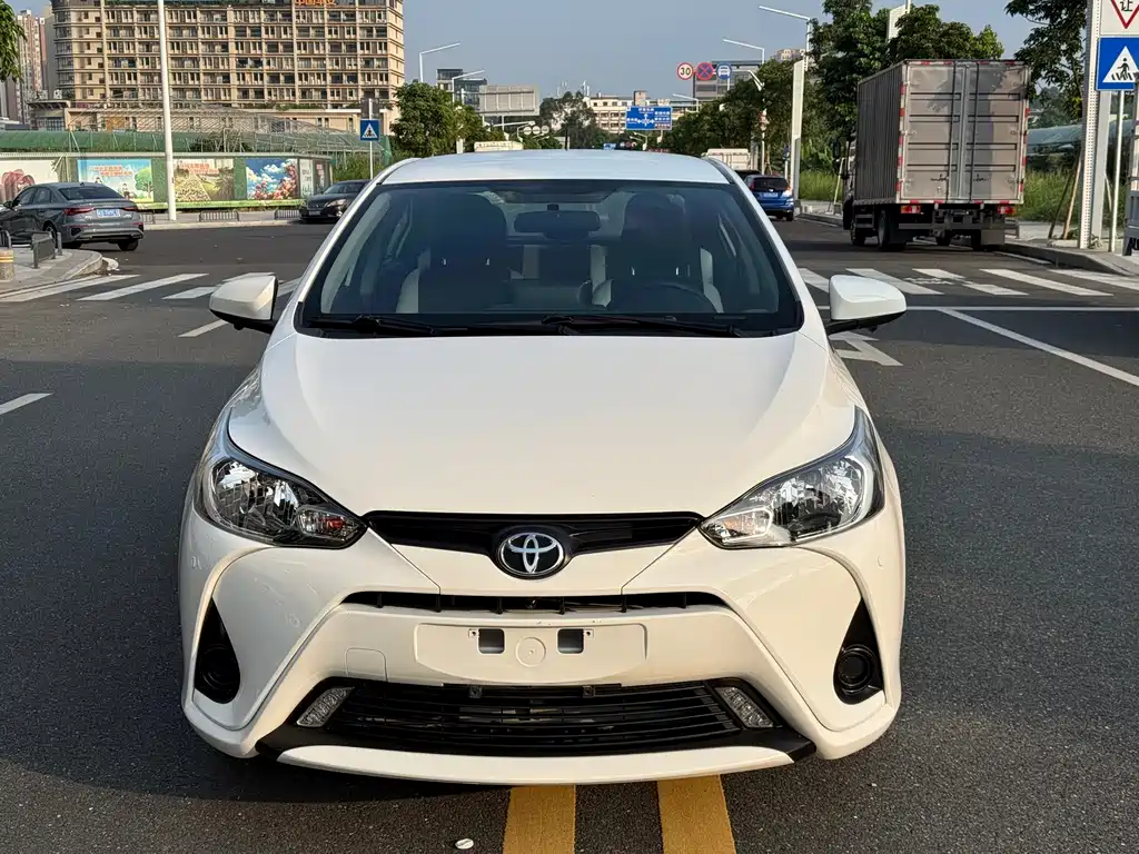 Toyota Yaris L — фото 2