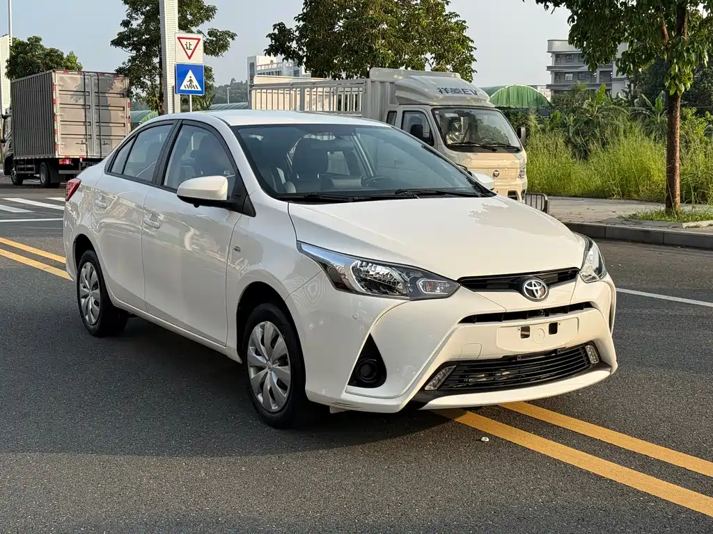 Toyota Yaris L — фото 3