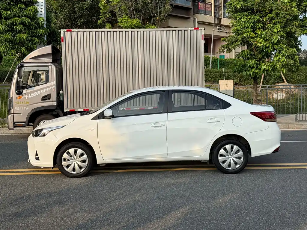 Toyota Yaris L — фото 4