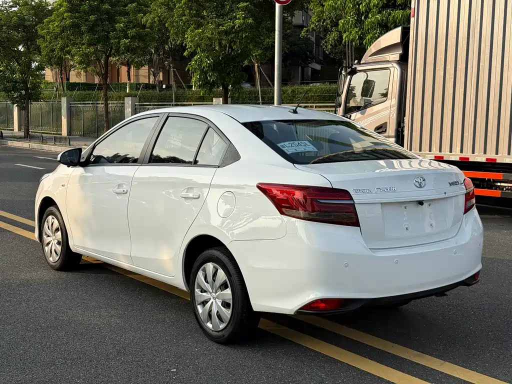 Toyota Yaris L — фото 5