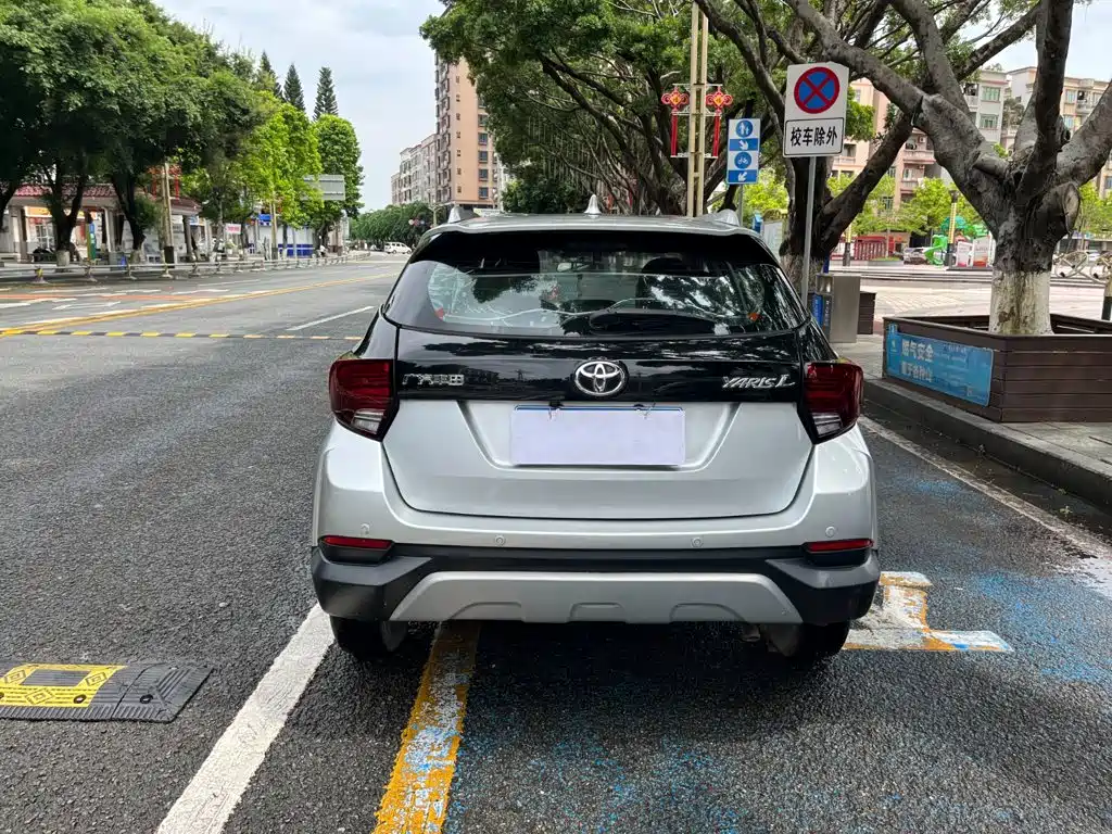 Toyota Yaris L — фото 2